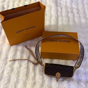 Louis Vuitton Diane Purse, very spacious purse and Excellent condition!